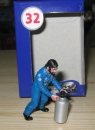 Figur Armand Mechaniker mit Benzinbehälter, 1/32, LeMans Miniatures FLM132035M