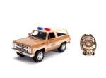 1980 Hopper's Chevrolet K5 Blazer Stranger Things with Diecast Police Badge, Hawkins Police, 1/24, Jada31111